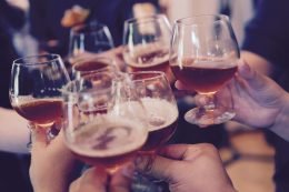 Naukowy przewodnik po imprezie, czyli dlaczego alkohol zmienia nasze zachowanie? | dr Paweł Boguszewski